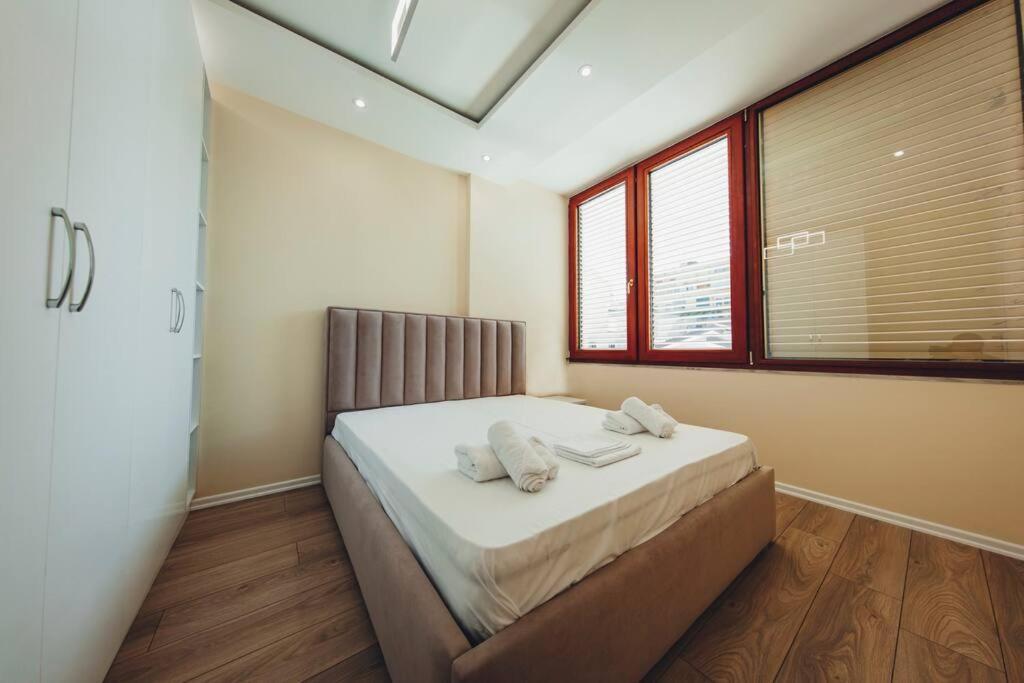 Luxury Apartment At Myslym Shyri Tirana Esterno foto
